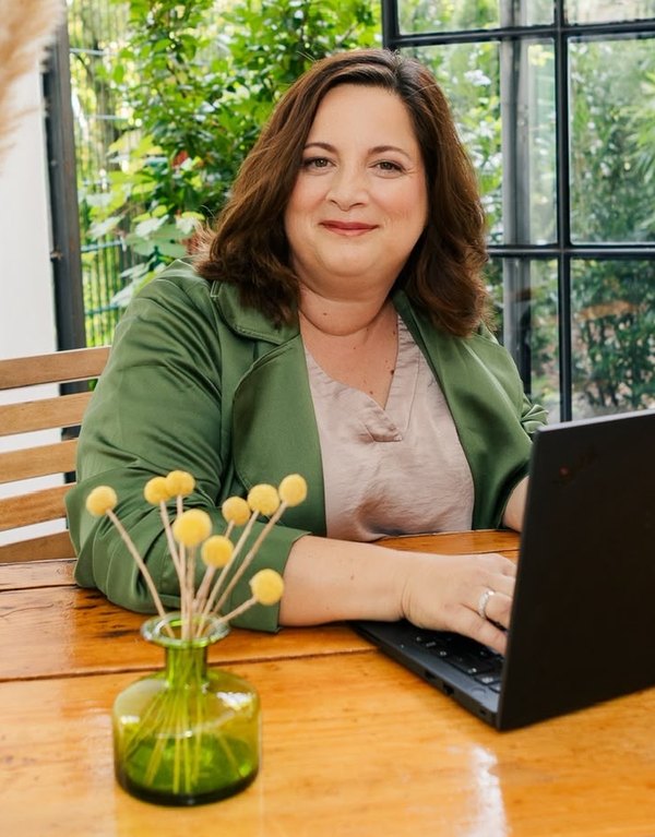 Diana Kanostrevac am Laptop